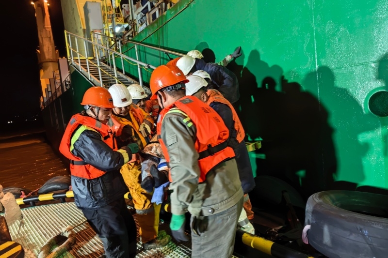 6小时海上生命接力！！！尊龙人生就是博首页拖轮深夜救助外轮伤员