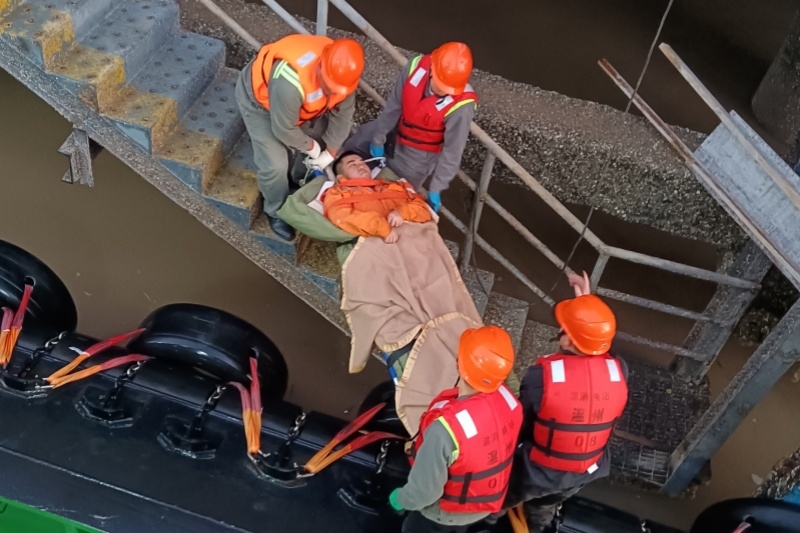 温港拖轮紧迫驰援 外轮伤员获实时救治